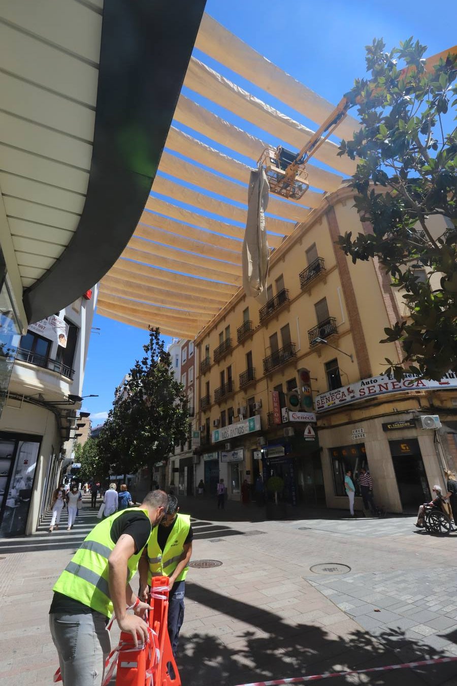 En imágenes, los toldos contra el calor llegan al Centro de Córdoba