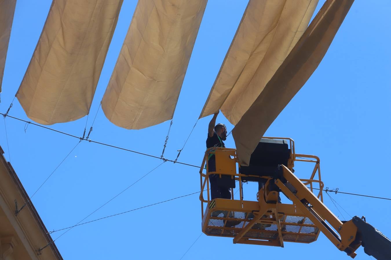 En imágenes, los toldos contra el calor llegan al Centro de Córdoba