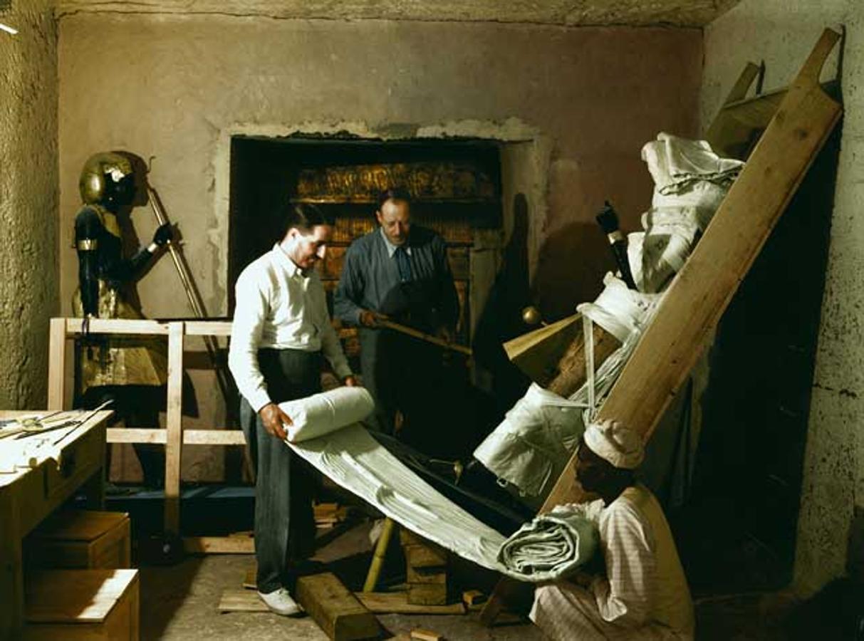 Howard Carter (a la izquierda) trabajando con su amigo y colega Arthur Callender para envolver una de las dos estatuas centinelas de Tutankamón. 