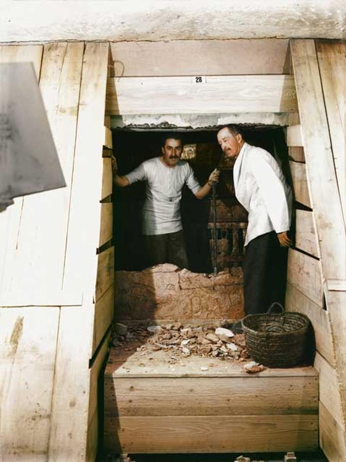 Howard Carter (a la izquierda) y Lord Carnarvon juntos en la tumba de Tutankamón. 