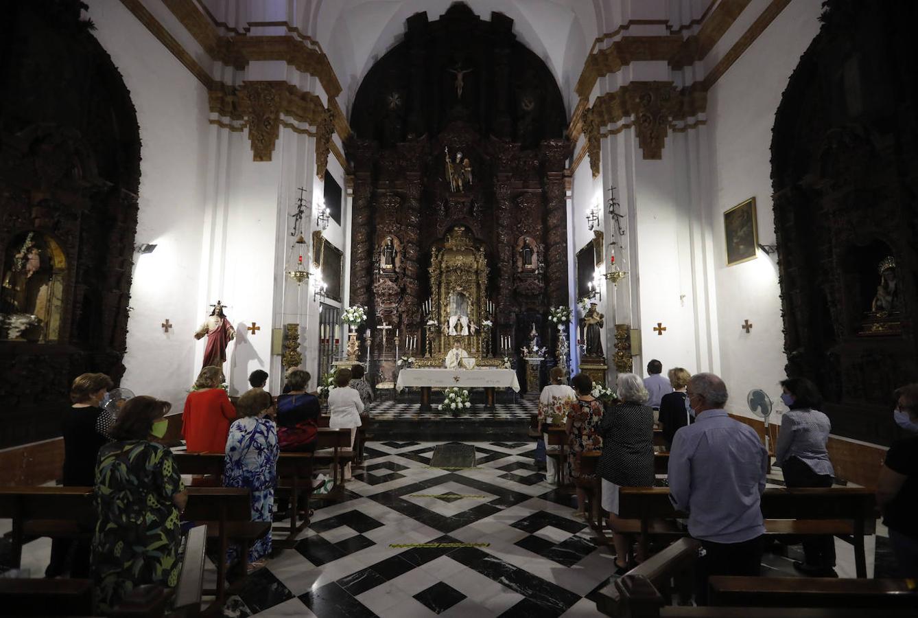 El reparto de pan de San Antonio en las Capuchinas de Córdoba, en imágenes