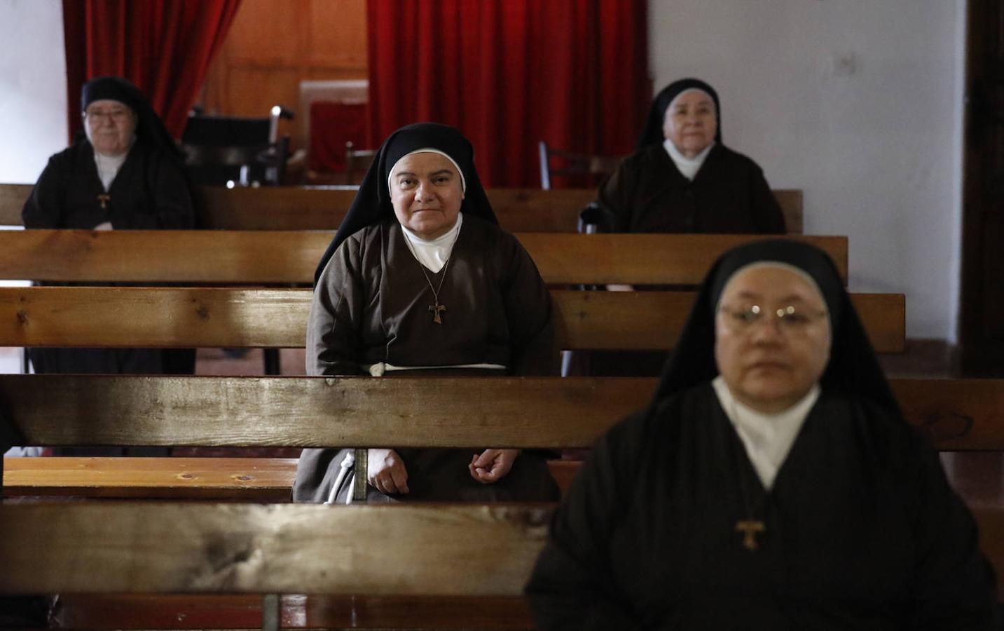 El reparto de pan de San Antonio en las Capuchinas de Córdoba, en imágenes