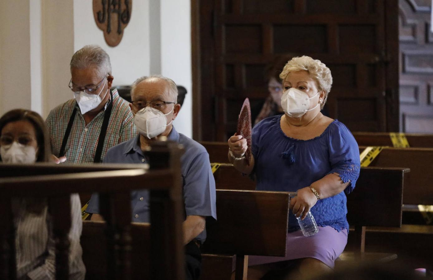 El reparto de pan de San Antonio en las Capuchinas de Córdoba, en imágenes