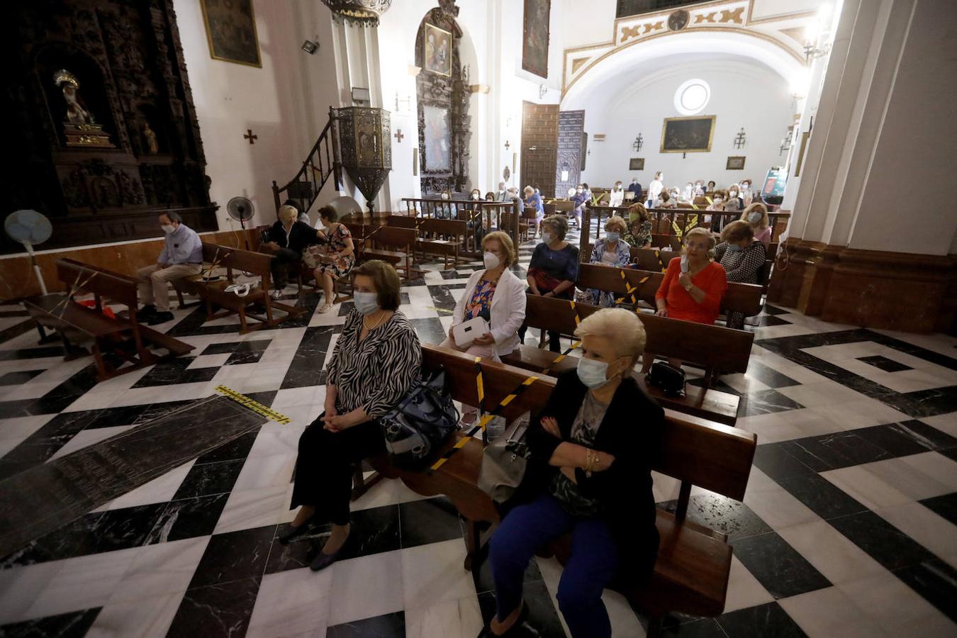 El reparto de pan de San Antonio en las Capuchinas de Córdoba, en imágenes