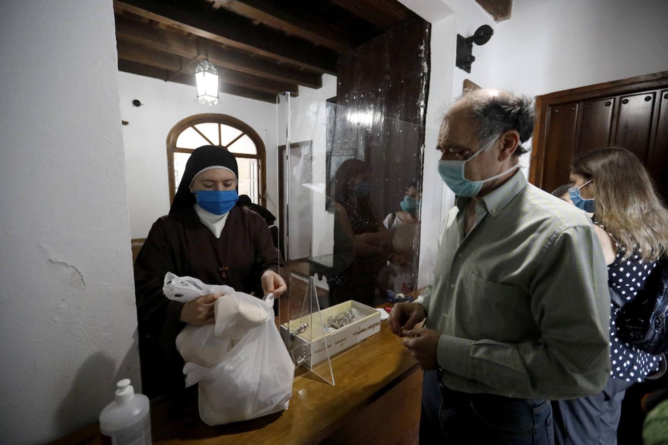 El reparto de pan de San Antonio en las Capuchinas de Córdoba, en imágenes