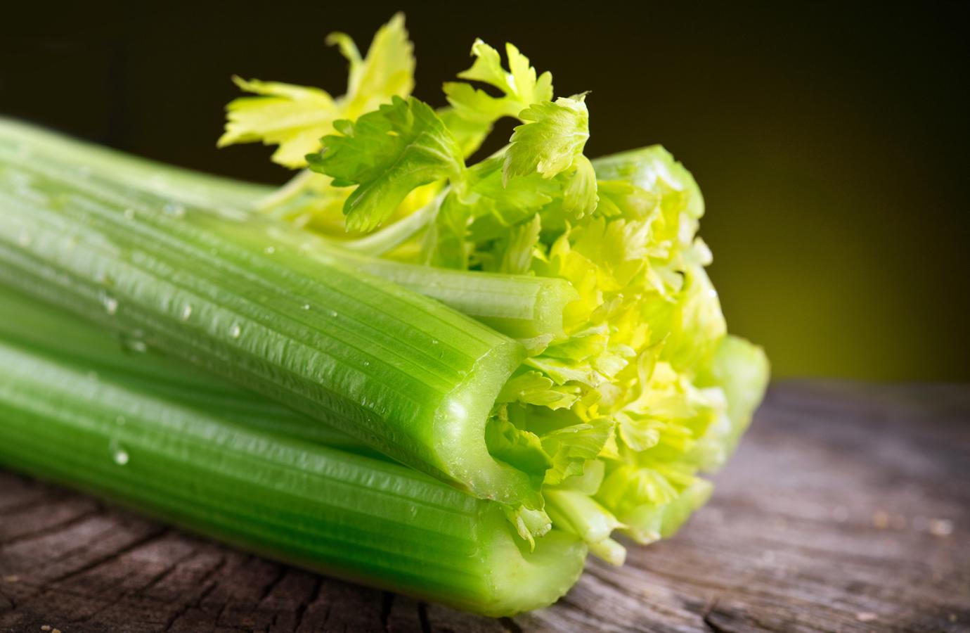 Apio. Dice la Bedca que el apio cuenta con 94,4 gramos de agua por cada 100 gramos de producto comestible.