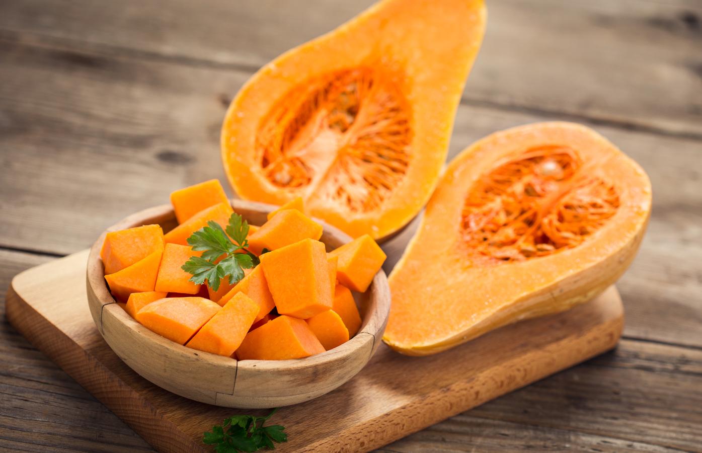 Calabaza. Usada principalmente para cremas o <a href="https://www.abc.es/bienestar/alimentacion/recetas-saludables/abci-siete-recetas-pizza-saludable-no-llevan-harina-202004250324_noticia.html" target="_blank">base de pizza</a>, la <a href="https://www.abc.es/bienestar/alimentacion/abci-calabaza-201911151718_noticia.html" target="_blank">calabaza </a>cruda es, casi en su totalidad, agua: 89,4 gramos por cada 100 gramos del producto comestible.