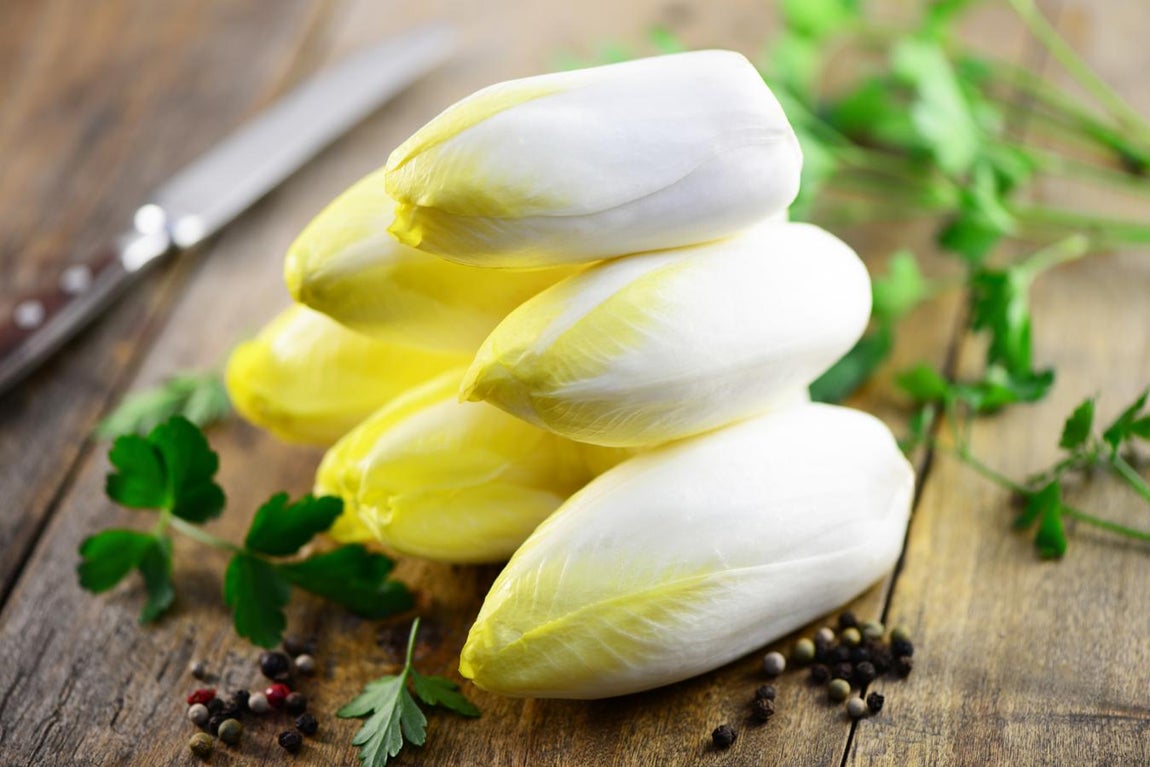Endibia. Las <a href="https://www.abc.es/bienestar/alimentacion/recetas-saludables/abci-esto-explica-endivia-siempre-come-navidad-201912251005_noticia.html" target="_blank">endibias </a>aportan a nuestro organismo mucha cantidad de agua, concretamente 93,8 gramos por cada 100 gramos de producto comestible.