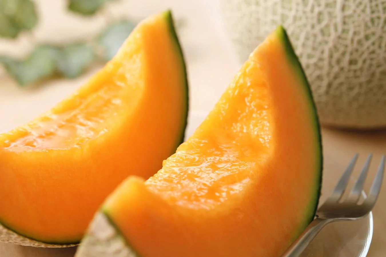 Melón. Es una de las frutas más comestibles en verano, y el melón también es una fuente rica en agua: 92,4 gramos de agua por cada 100 gramos de melón.
