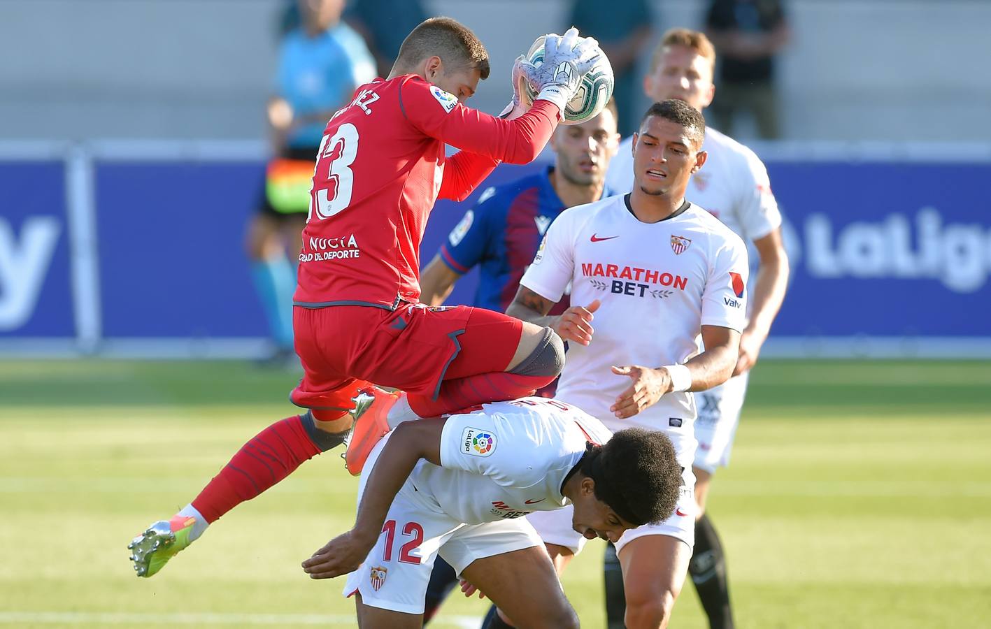 El partido Levante-Sevilla, en imágenes