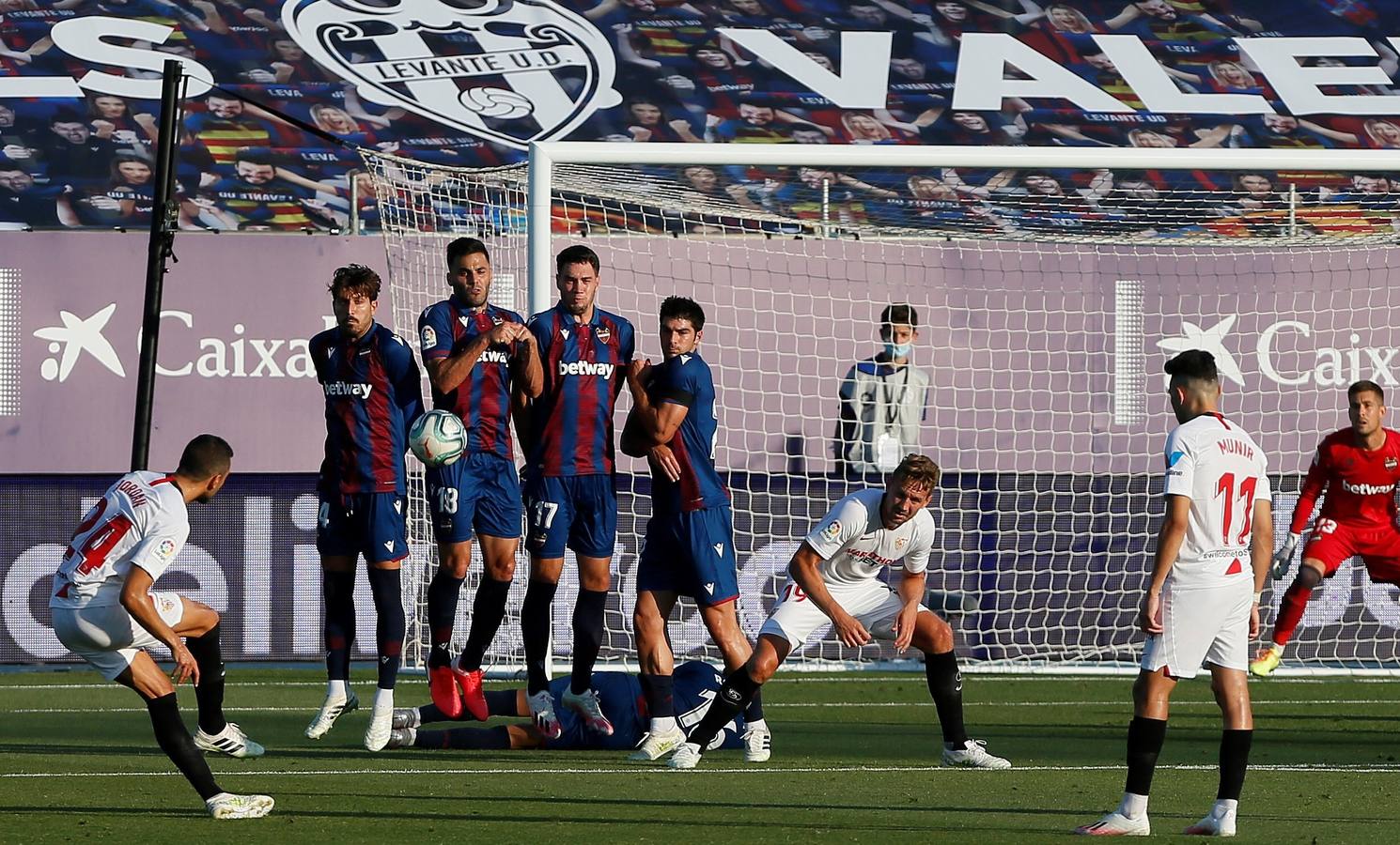 El partido Levante-Sevilla, en imágenes