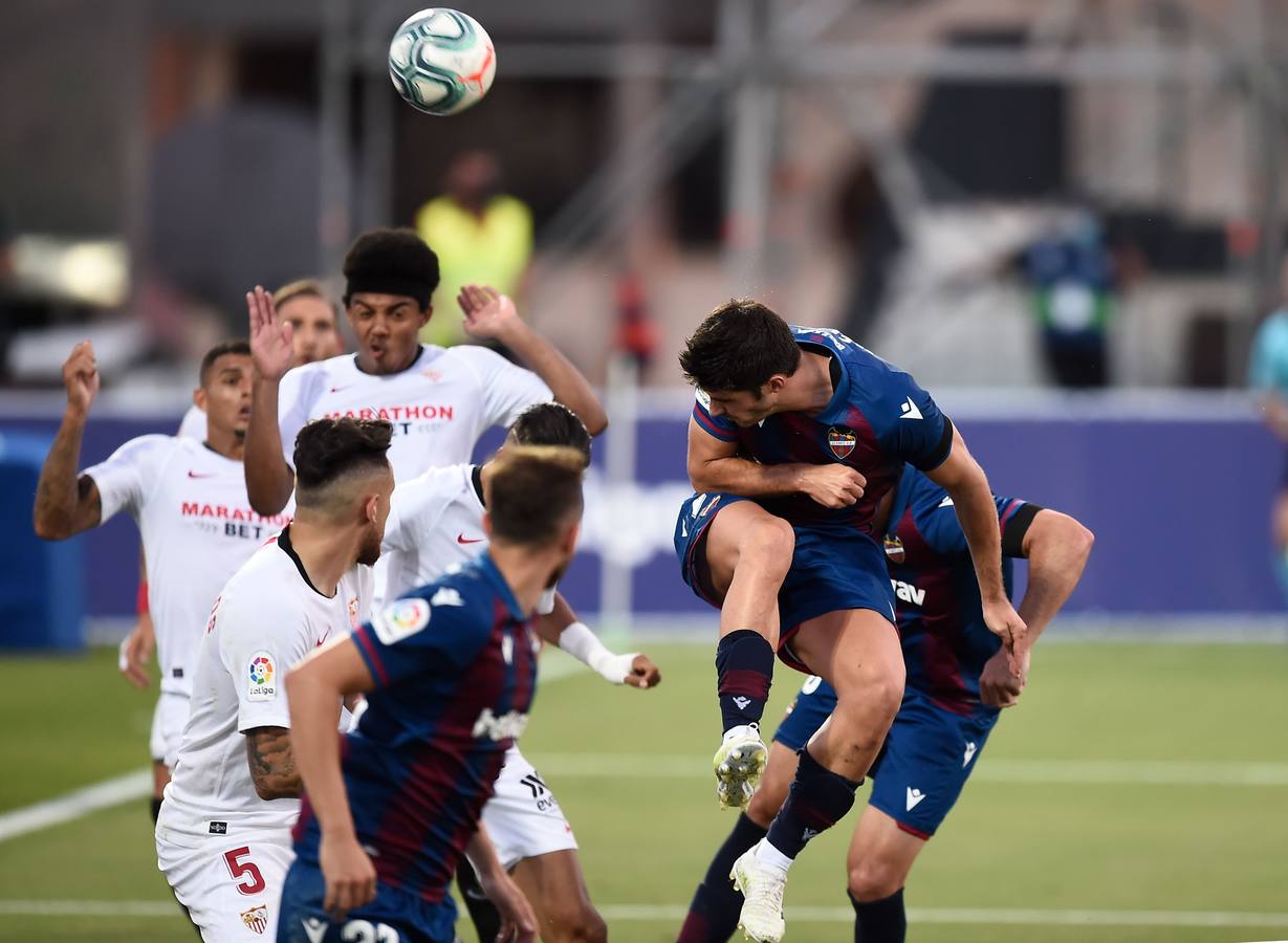 El partido Levante-Sevilla, en imágenes