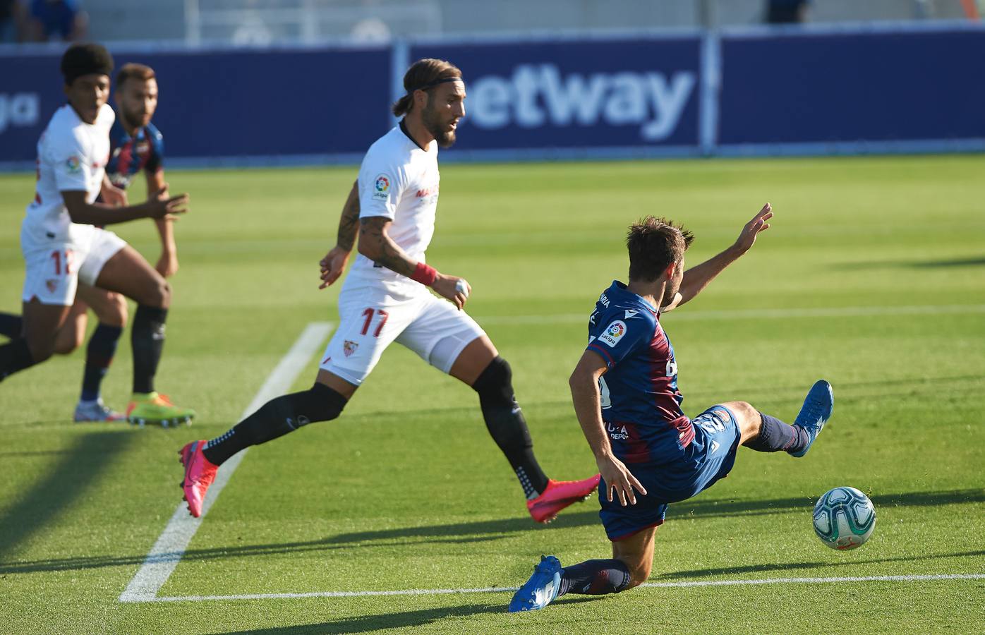 El partido Levante-Sevilla, en imágenes