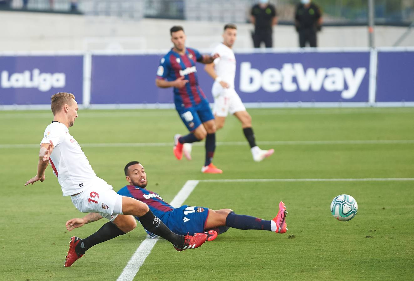 El partido Levante-Sevilla, en imágenes