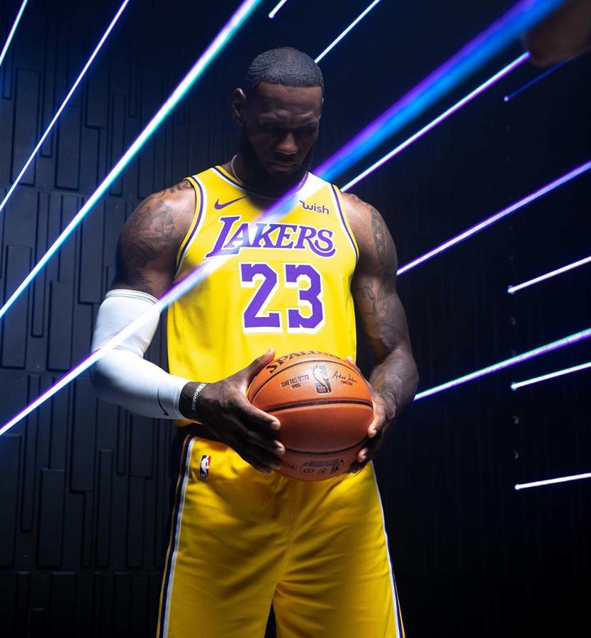 LeBron James, una estrella en el punto álgido. Por mucho que vivan en un lugar idílico, las celebrities no se lo piensan dos veces a la hora de cambiar de casa, y si no que se lo pregunten al clan Kardashian, que no es capaz de pasar más de un año en la misma residencia. Hablando de lujo y extravagancia, uno de los últimos en ser noticia ha sido LeBron James debido a unos comentarios que ha realizado en un post de Instagram que han desatado los rumores de una nueva adquisición.