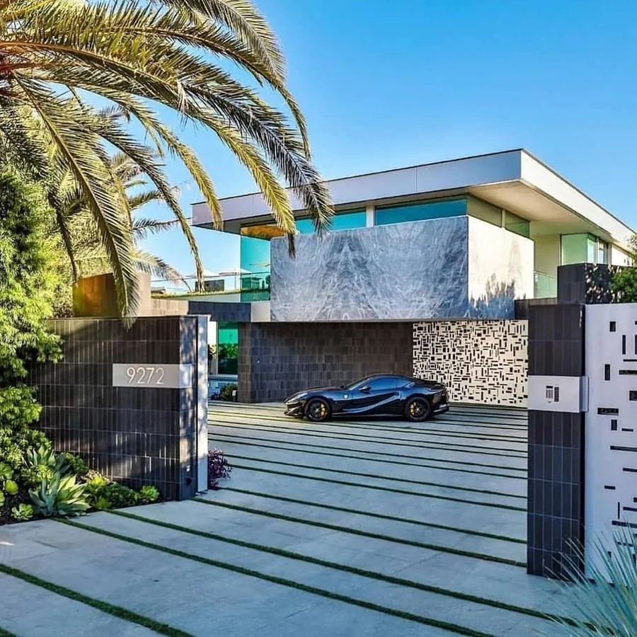 Una mansión en Hollywood Hills. Concretamente la cuenta mega_mansions publicó una galería de una villa en HollyWood Hills, uno de los barrios más exclusivos de la ciudad, en la que el jugador de Los Angeles Lakers comentó en tono irónico que a quién pertenecía esa casa y dónde podía comprarla.