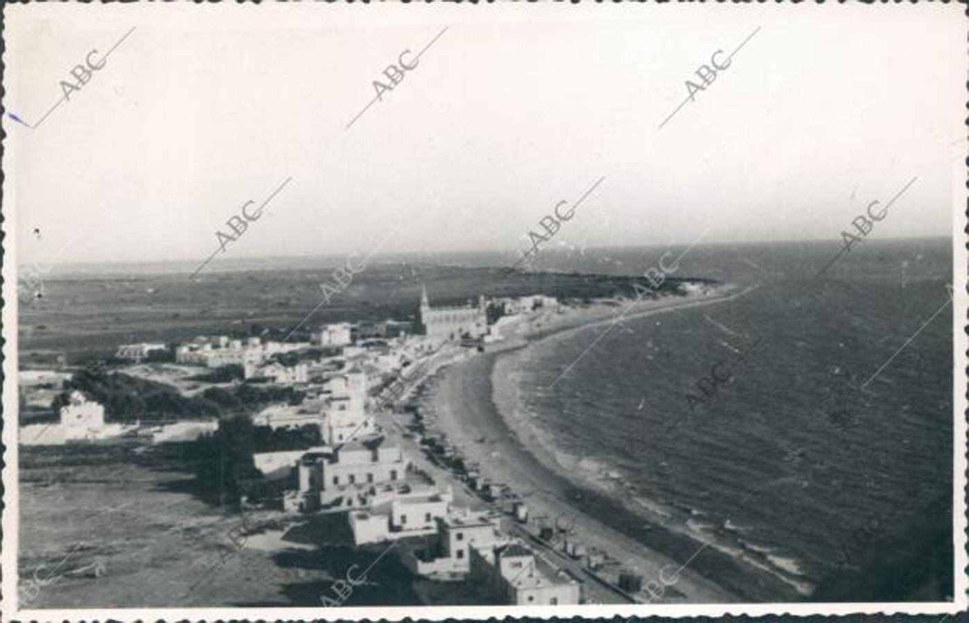 Chipiona (Cádiz), septiembre de 1954. La playa de Regla vista desde el faro. Al fondo, aparece el santuario de Nuestra Señora de Regla. 