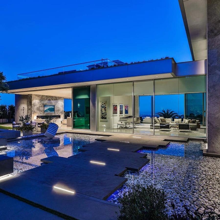 Grandes ventanales. En otro de los patios interiores el suelo presenta una fina capa de aguade o más original así como diversas fuentes que se complementan a la perfección con los grandes ventanales que dan a los salones.