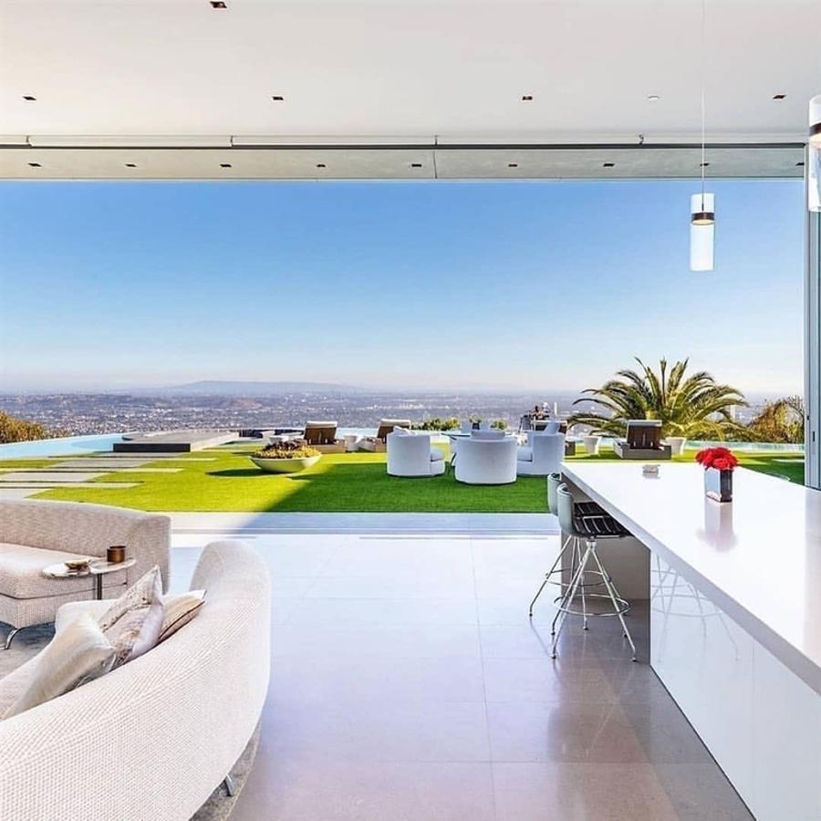 Espacios abiertos. El concepto de espacio abierto se presenta en la gran mayoría de las estancias, donde imperan las tonalidades claras y detalles en mármol y otros materiales con acabados ligeros y elegantes.