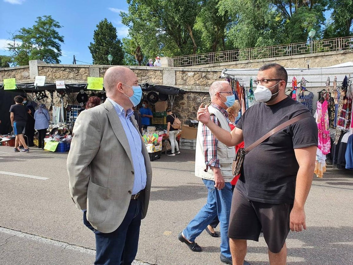 El concejal Francisco Rueda, en el mercadillo. 