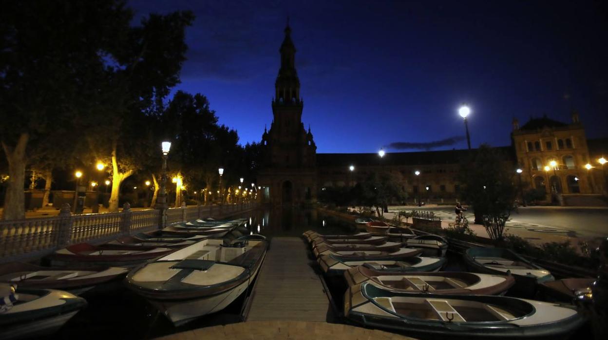 En imágenes, la Plaza España, sin iluminación durante el estado de alarma