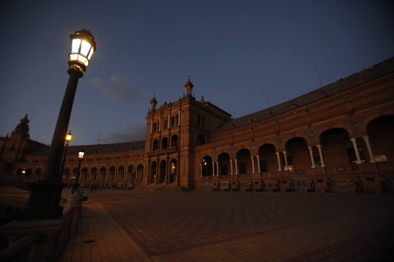 En imágenes, la Plaza España, sin iluminación durante el estado de alarma