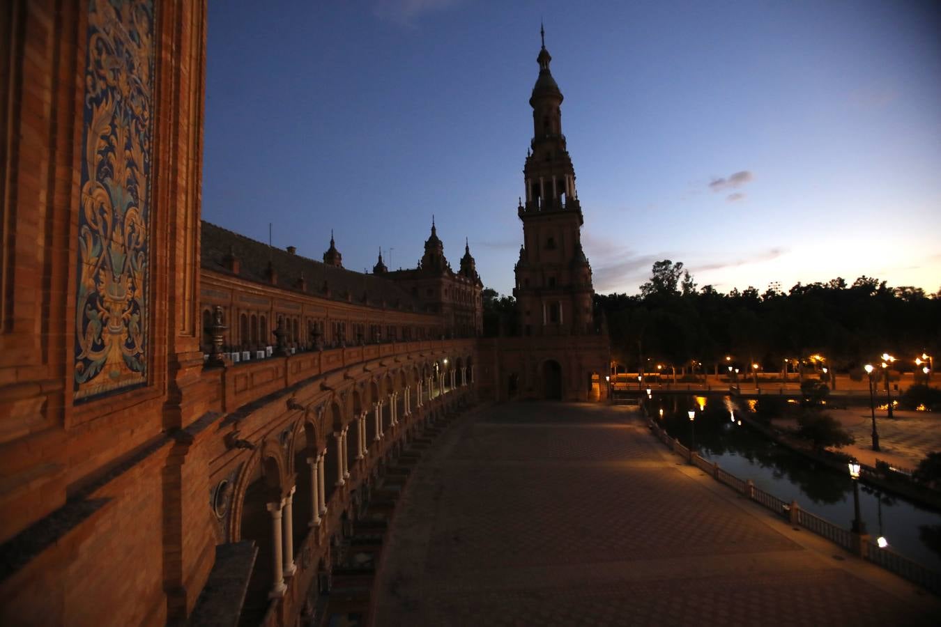 En imágenes, la Plaza España, sin iluminación durante el estado de alarma