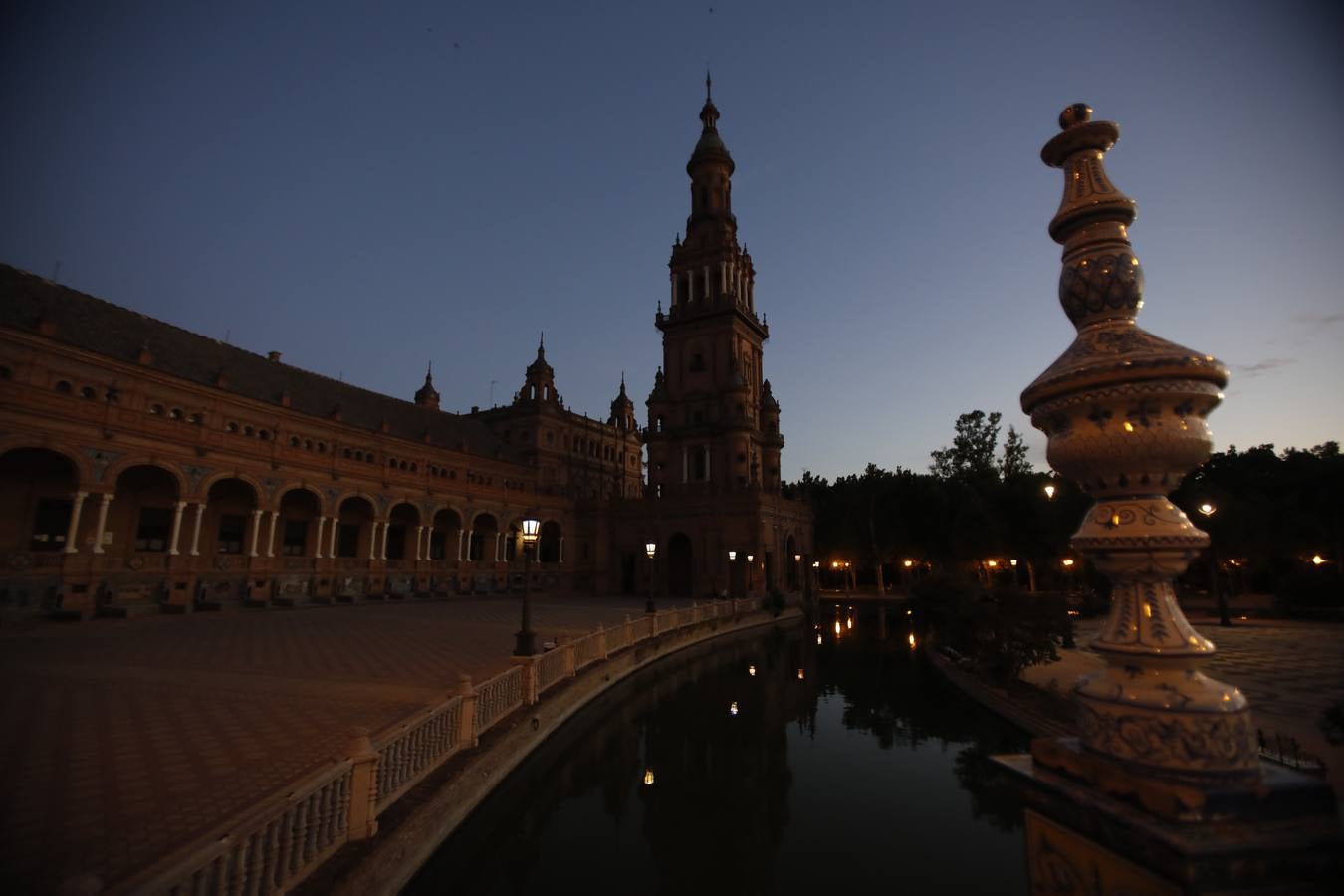 En imágenes, la Plaza España, sin iluminación durante el estado de alarma