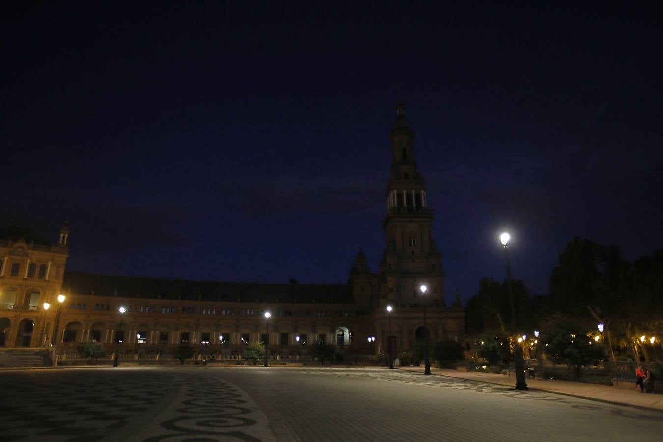 En imágenes, la Plaza España, sin iluminación durante el estado de alarma