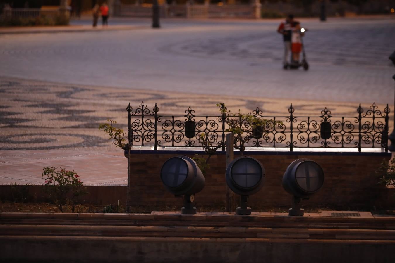 En imágenes, la Plaza España, sin iluminación durante el estado de alarma