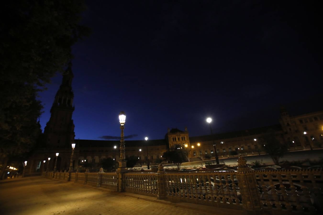 En imágenes, la Plaza España, sin iluminación durante el estado de alarma