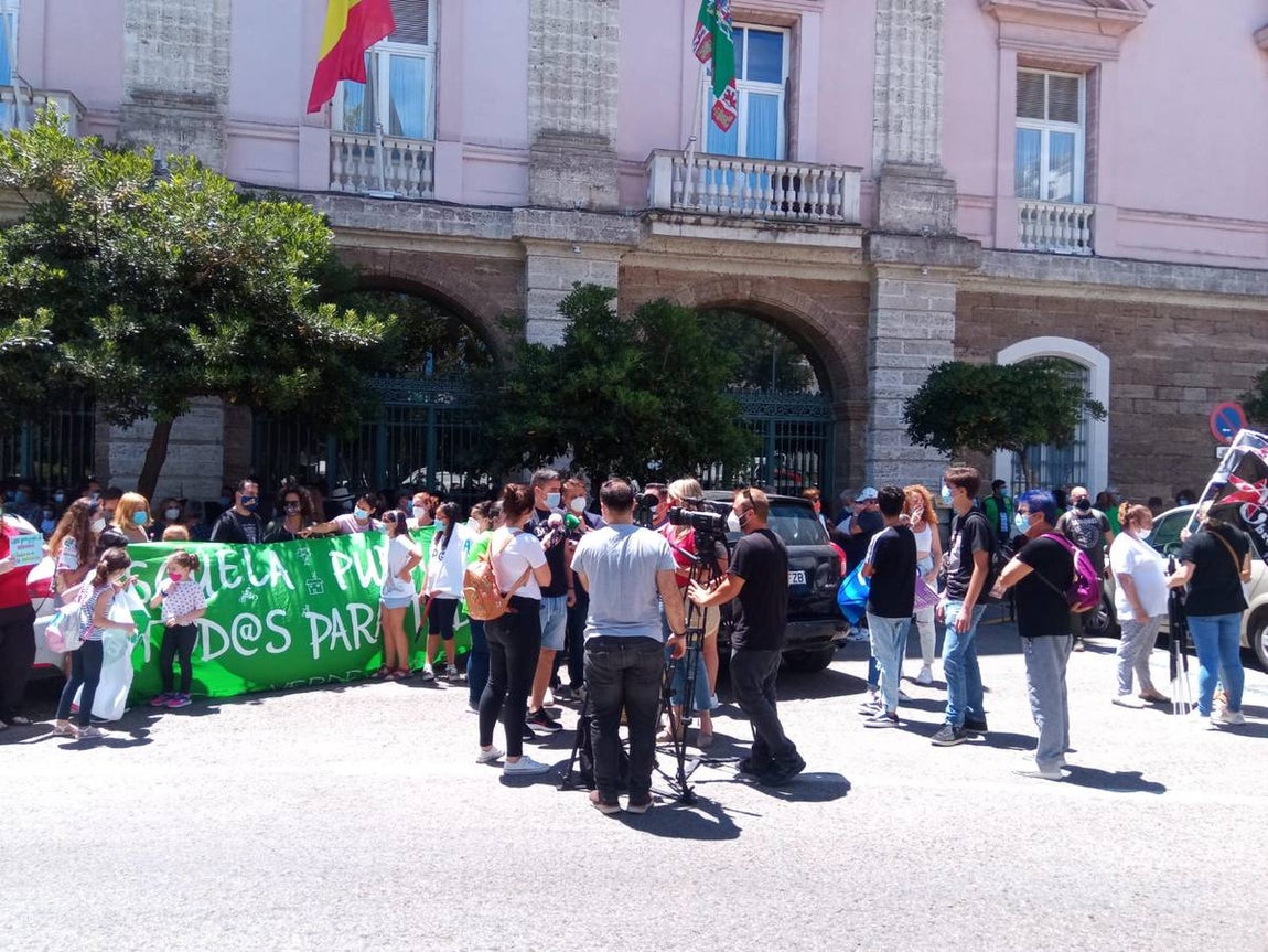 Fotos: El cierre del colegio la Institución, entre protestas