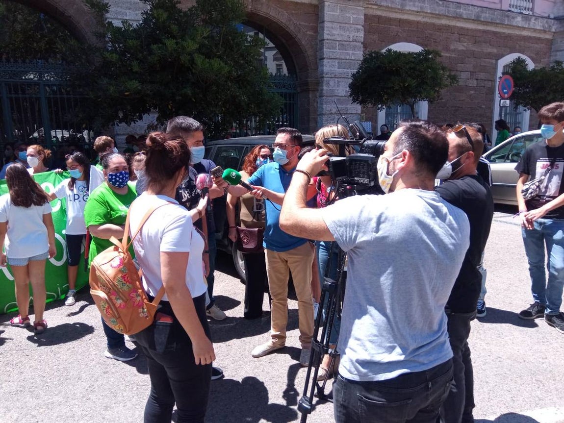 Fotos: El cierre del colegio la Institución, entre protestas