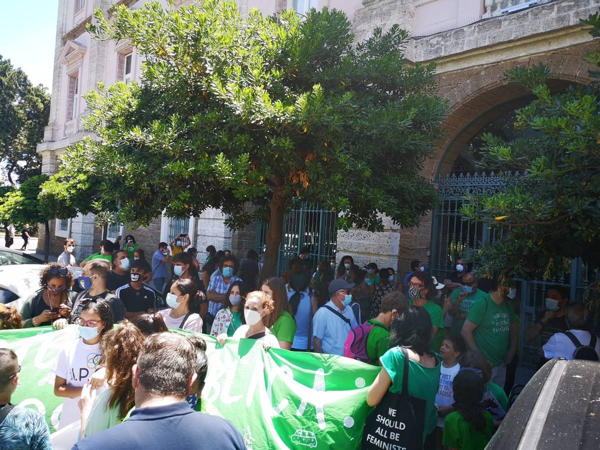 Fotos: El cierre del colegio la Institución, entre protestas
