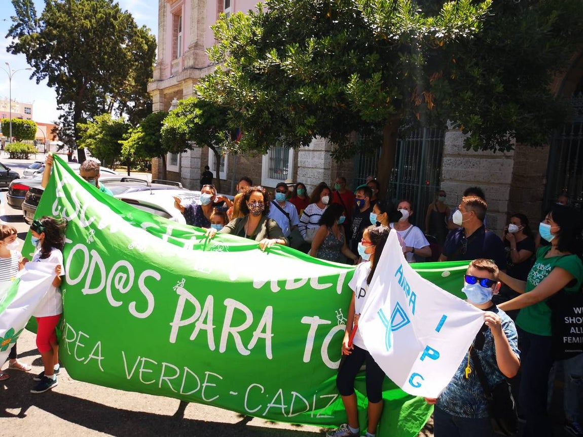 Fotos: El cierre del colegio la Institución, entre protestas