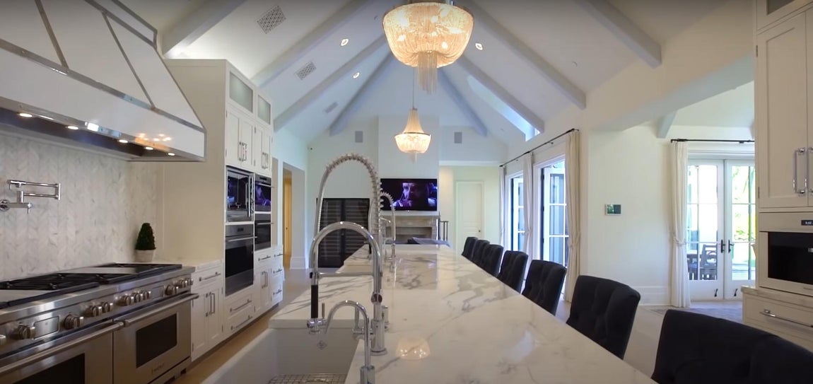 Cocina práctica y elegante. La cocina es otro de los puntos clave, con grandes dimensiones y una gran isla central. Incluso las lámparas de araña le aportan un acabado muy chic.