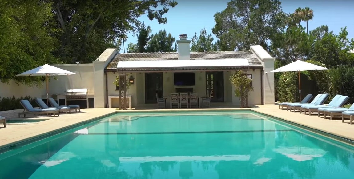 Amplios jardines. Una de las casas está pensada para el ocio, situada al lado de la piscina y con varios cenadores y porches.