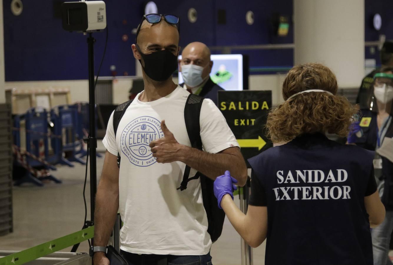 En imágenes, llegada del primer vuelo internacional a Sevilla después de tres meses