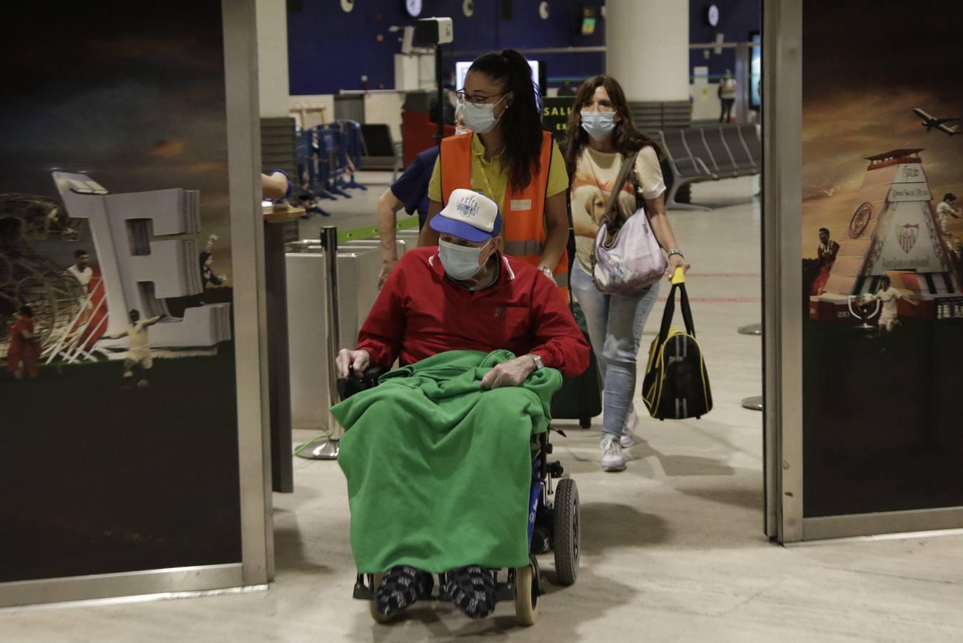 En imágenes, llegada del primer vuelo internacional a Sevilla después de tres meses