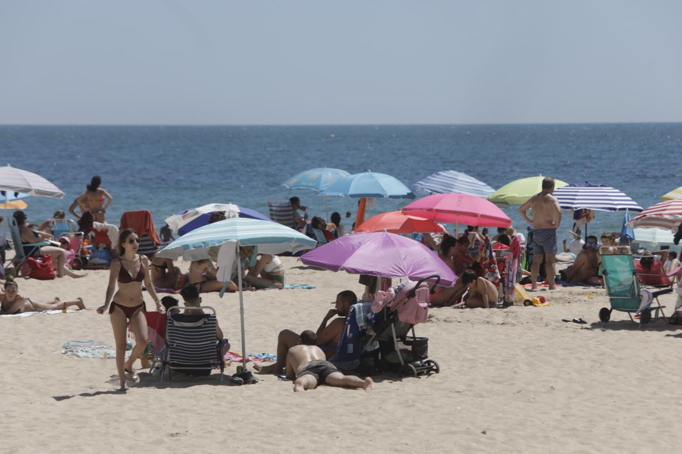 FOTOS: Cádiz se despide del Estado de Alarma disfrutando de sus playas