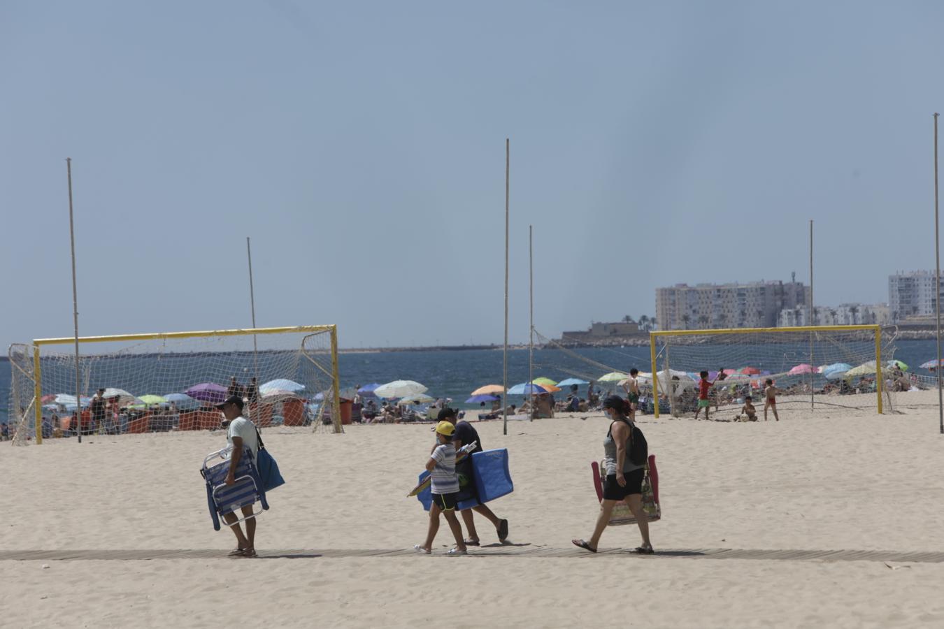 FOTOS: Cádiz se despide del Estado de Alarma disfrutando de sus playas