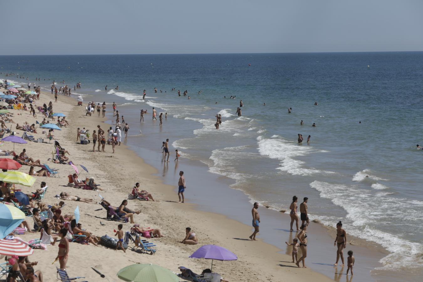 FOTOS: Cádiz se despide del Estado de Alarma disfrutando de sus playas