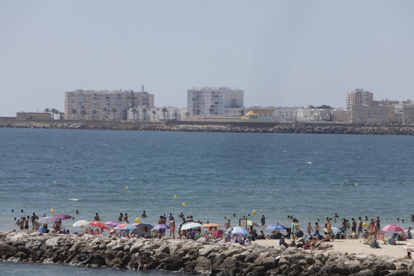 FOTOS: Cádiz se despide del Estado de Alarma disfrutando de sus playas