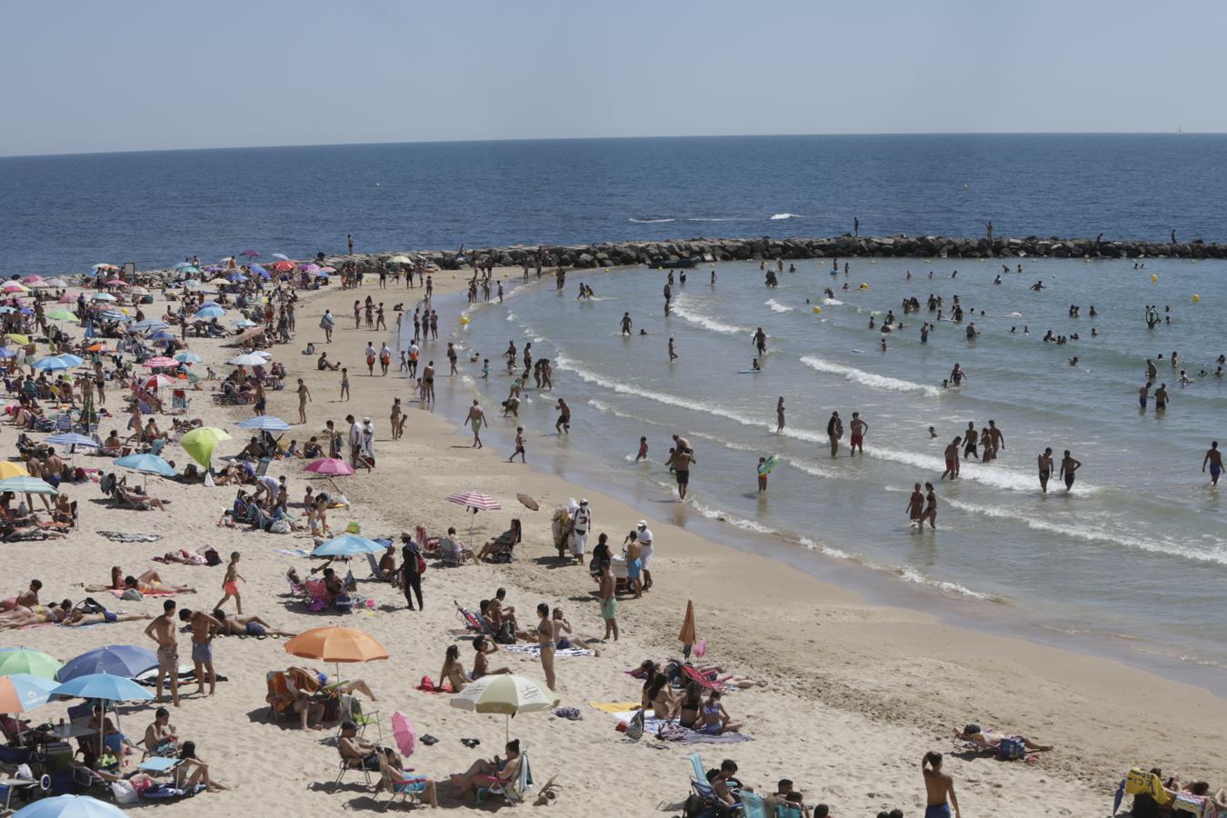 FOTOS: Cádiz se despide del Estado de Alarma disfrutando de sus playas