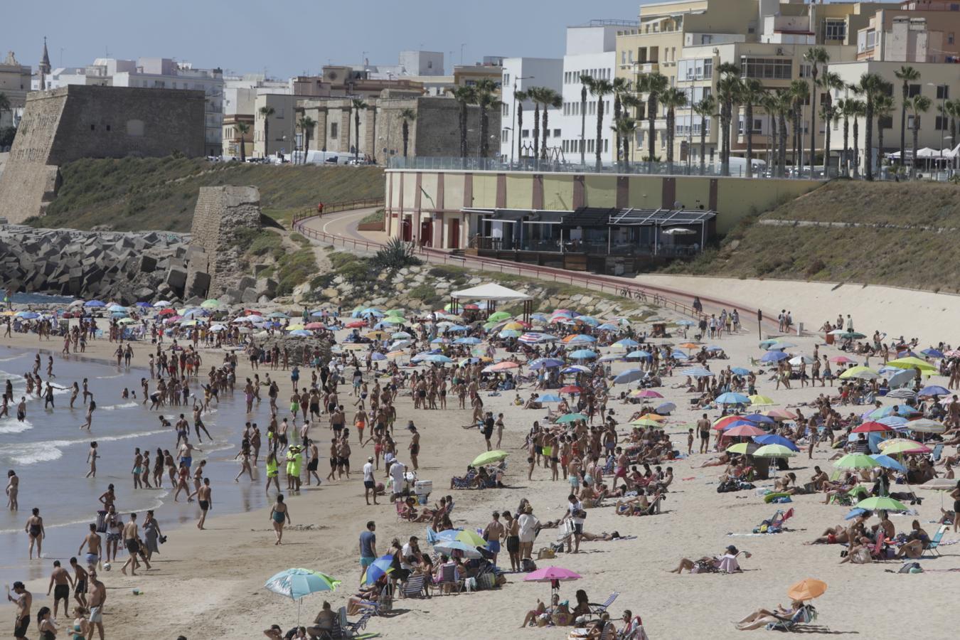 FOTOS: Cádiz se despide del Estado de Alarma disfrutando de sus playas