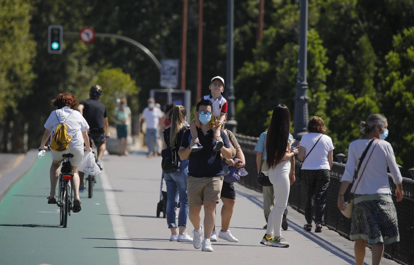 En imágenes, el calor marca la llegada de la «nueva normalidad» en Sevilla