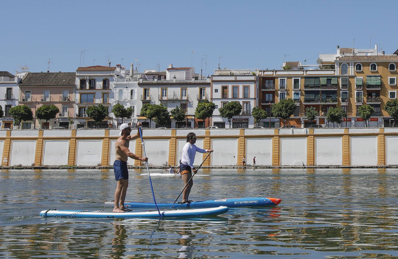 En imágenes, el calor marca la llegada de la «nueva normalidad» en Sevilla