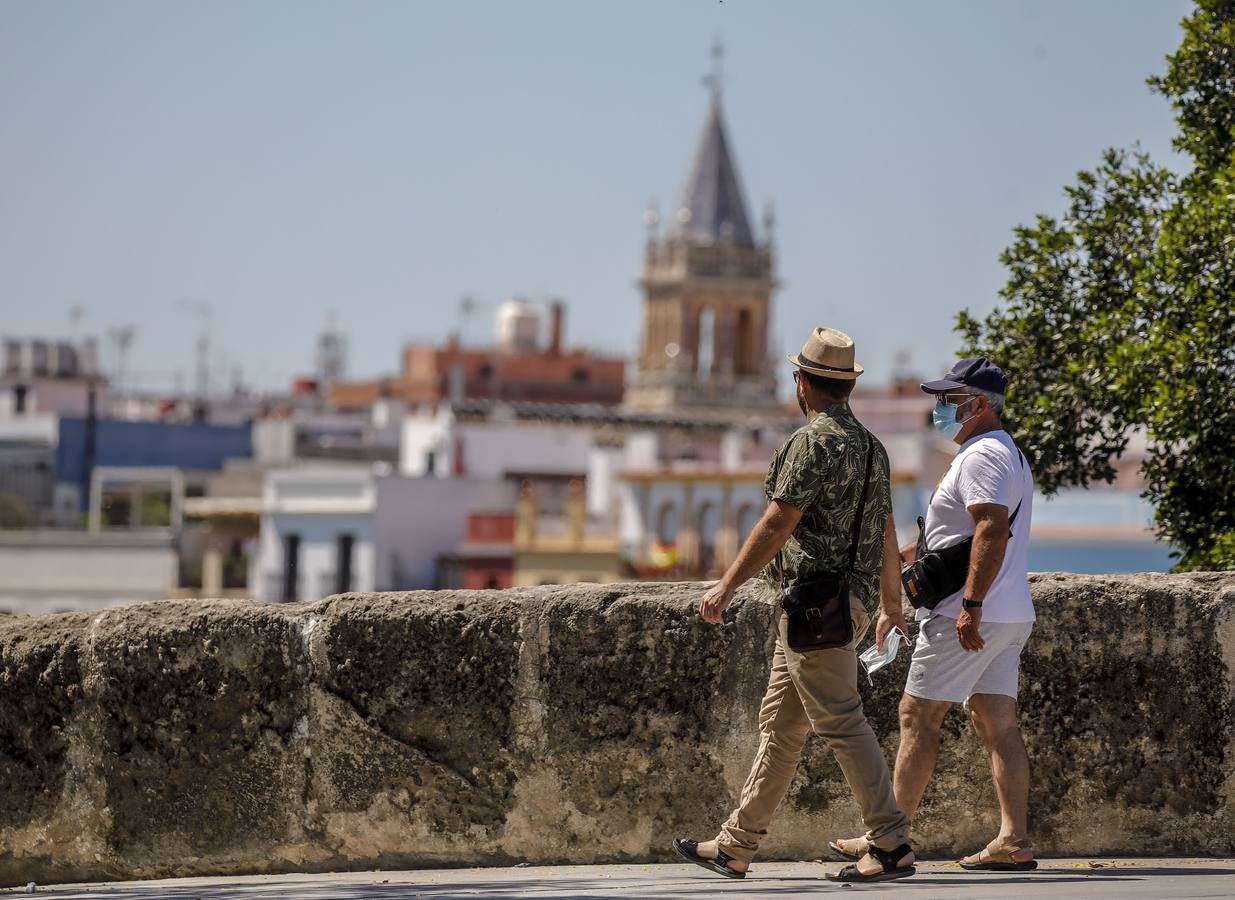 En imágenes, el calor marca la llegada de la «nueva normalidad» en Sevilla