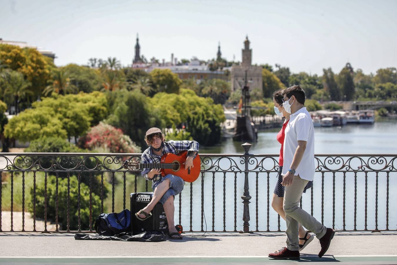 En imágenes, el calor marca la llegada de la «nueva normalidad» en Sevilla