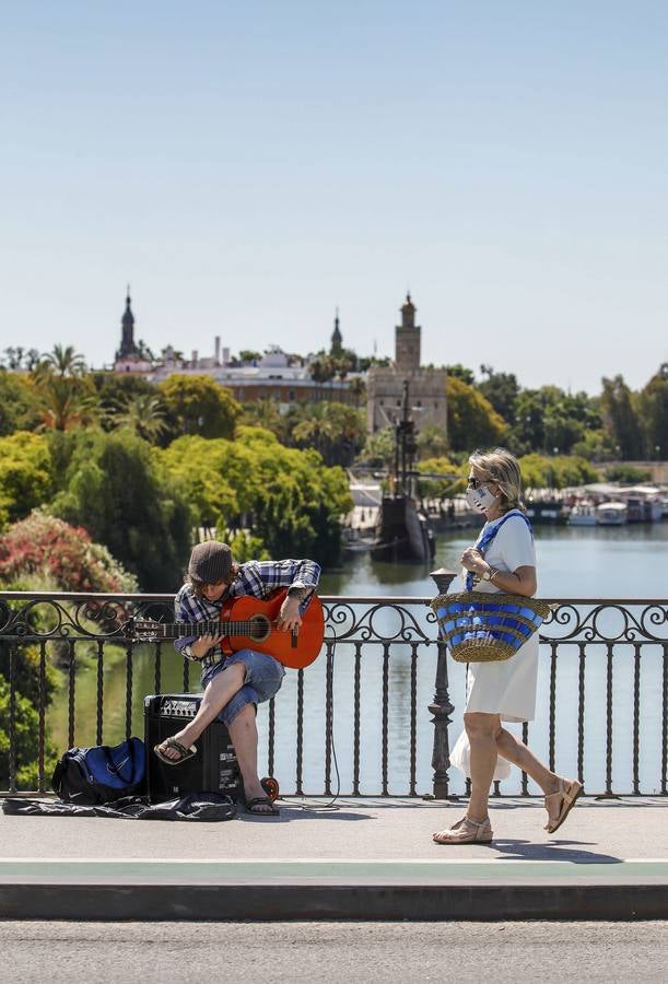 En imágenes, el calor marca la llegada de la «nueva normalidad» en Sevilla